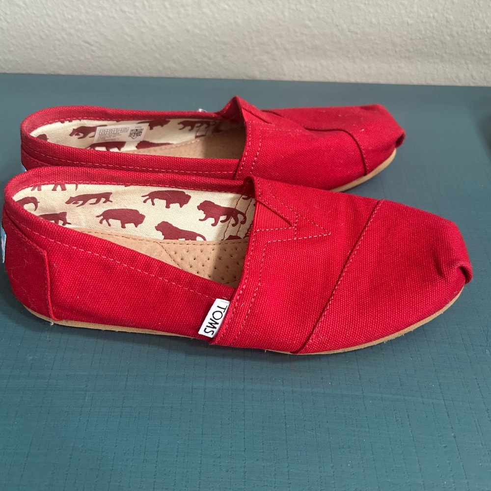 Tom’s Sz 6.5. Worn once.